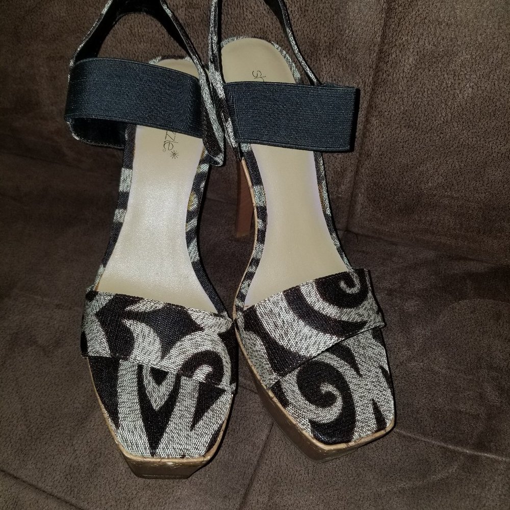 NEVER worn!! Tan/Brown Pattern Heels
